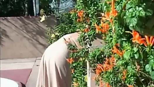 Riesige möpse, blonde milf fickt großen schwanz und lutscht im garten
