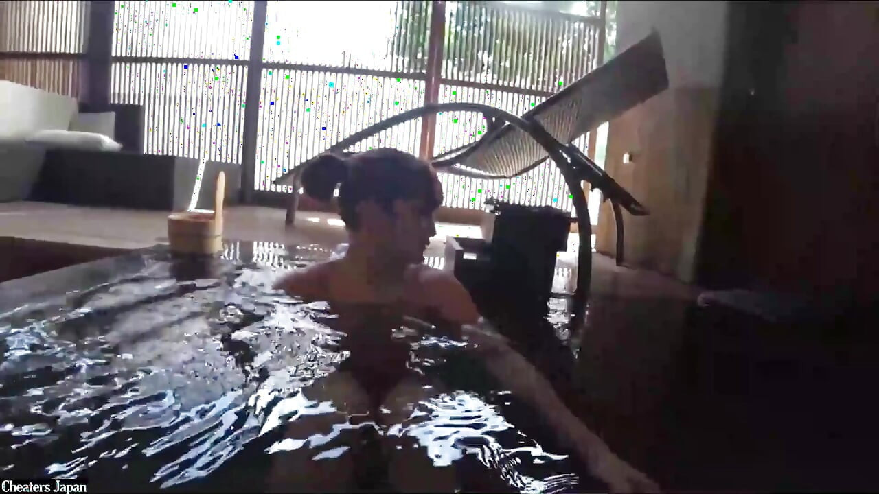 Awek cantik yang bertetek besar basah dalam Onsen Persendirian