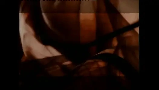 Fantastik şehvetli orta yaşlı seksi kadın büyük klasik yarakla sikiliyor ve ağzına boşalıyor