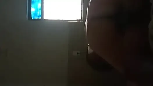 Eva lagi nggak tahan lagi, kami pergi ke motel murahan untuk ngentot