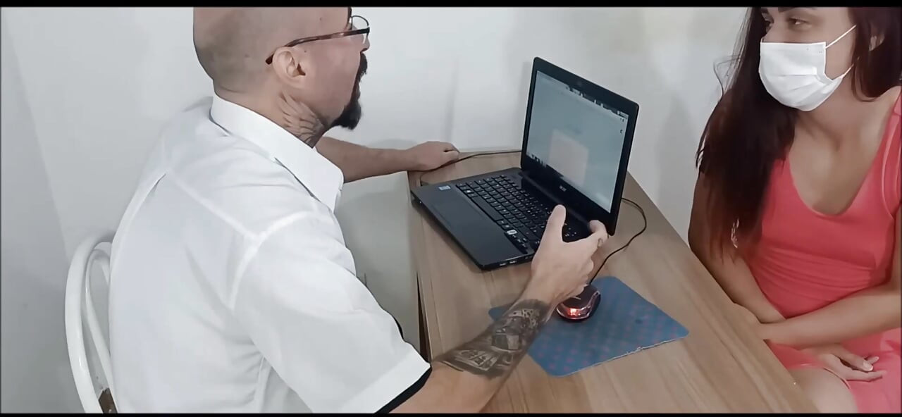 Menina vai ao ginecologista para mostrar sua bunda ao médico