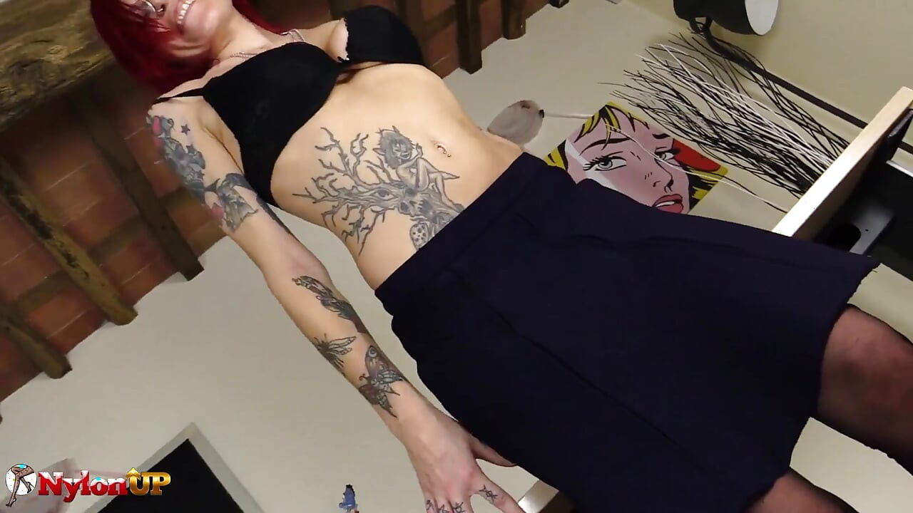Gagica roșcată tatuată se joacă cu picioarele