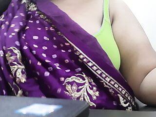 Une desi indienne excitée séduit son sari en train de se déshabiller pour son copain devant la webcam ...