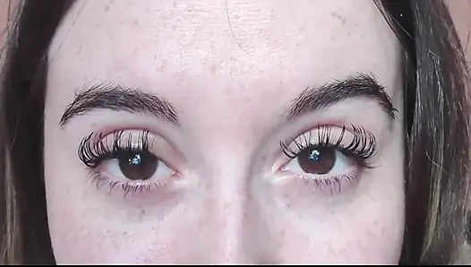 Diese göttin beobachtet dich, während du deinen schmutzigen schwanz berührst