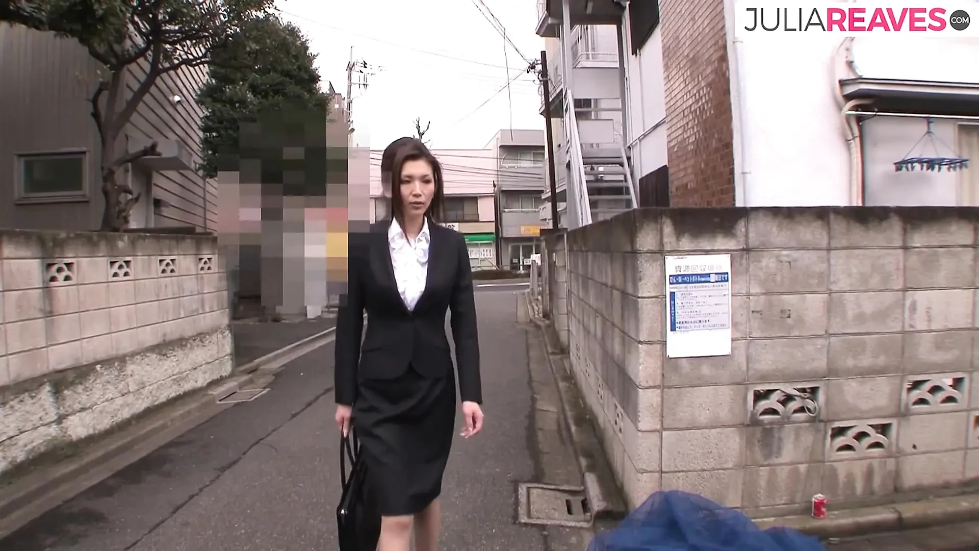 苗条的亚洲女人制作她的第一部性爱视频