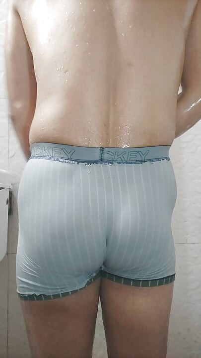 버블 엉덩이로 샤워하기.