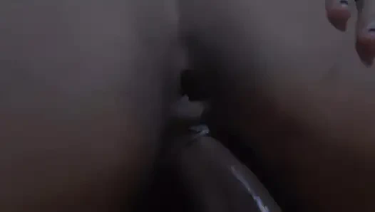 Сосет член во время использования мобильного телефона. Он трахает мою задницу и оставляет из нее текущую сперму