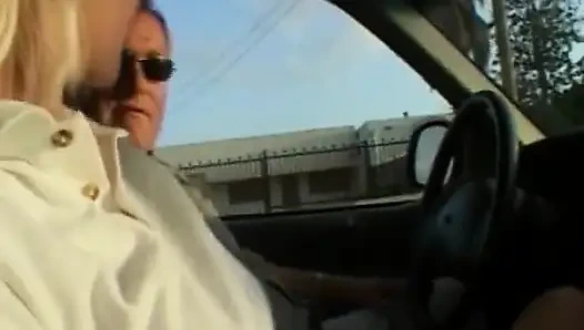 Sarışın olgun sürtük parmakları amını damlatıyor ve yalıyor