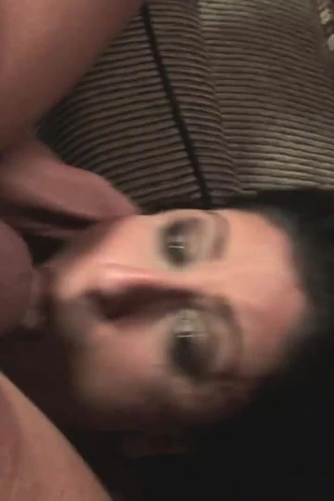 La ragazza si fa scopare la faccia