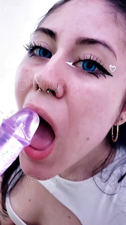 自分のディルドをしゃぶりながら、それがあなたのチンコだと想像しています