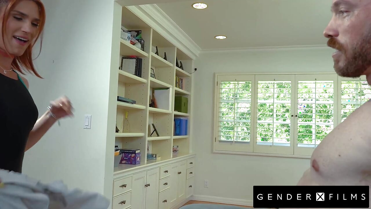 GENDERX FILMS - گرفتار شدن در حال خیره شدن - مربی شنا چیزی بیش از یک چشم از کالی گریس دریافت می کند