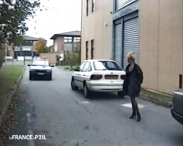 Plavušu jebu dva stranca i taksista