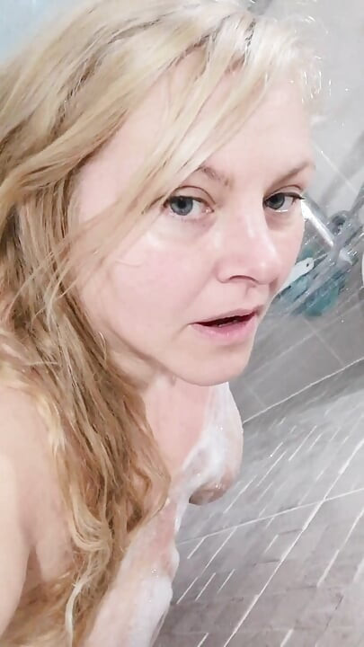 Únete a mí en la ducha enjabonando mis grandes tetas - real rubia gordita ama de casa británica