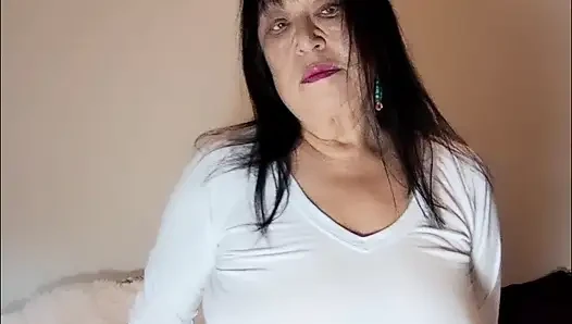 Aku lagi asik masturbasi memek berbuluku dengan kaki jembut lebatnya