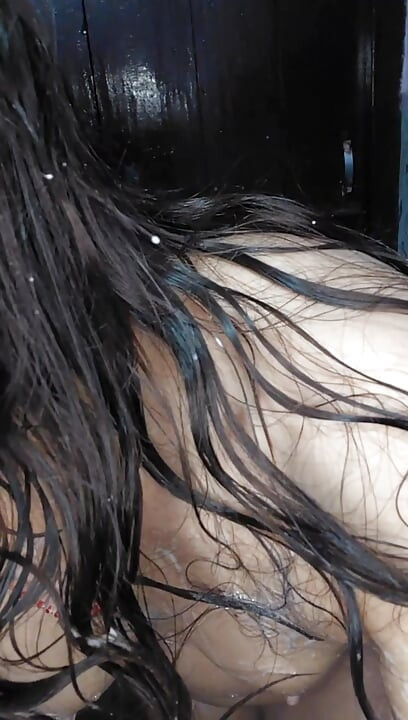 Bathing bhabhi (part-1)