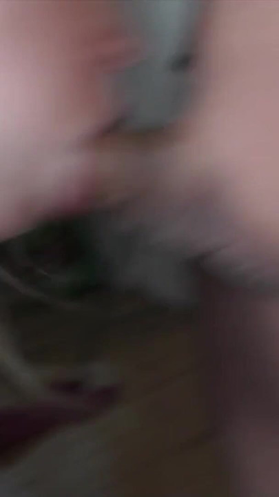 Moment palpitant de « Une Allemande blonde séduit pour un gangbang amateur privé par son copain et d’autres mecs »