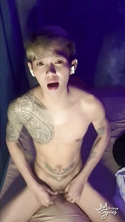 내 자지를 빨고 핑거링하는 걸 좋아해