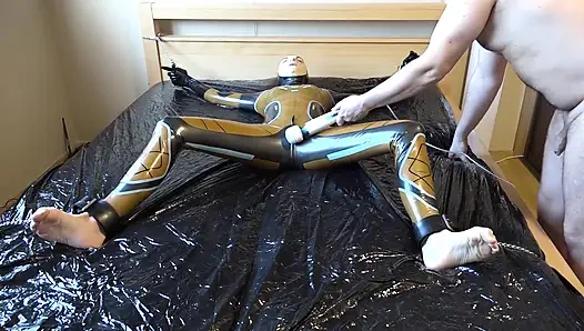 Danielle присоединили к кровати и мастурбировали массажным вибратором