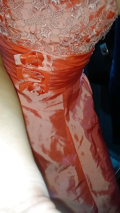 穿着可爱粉色缎面派对迷你裙的伪娘，身上还沾满精液
