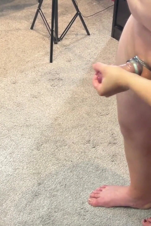 Lexi, jeune MILF, fait une branlette devant le miroir