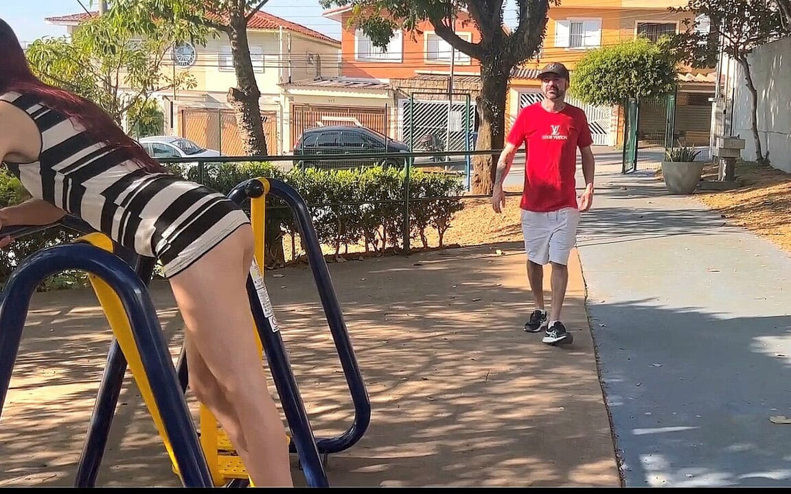 妻が公園で公然と見せびらかす!