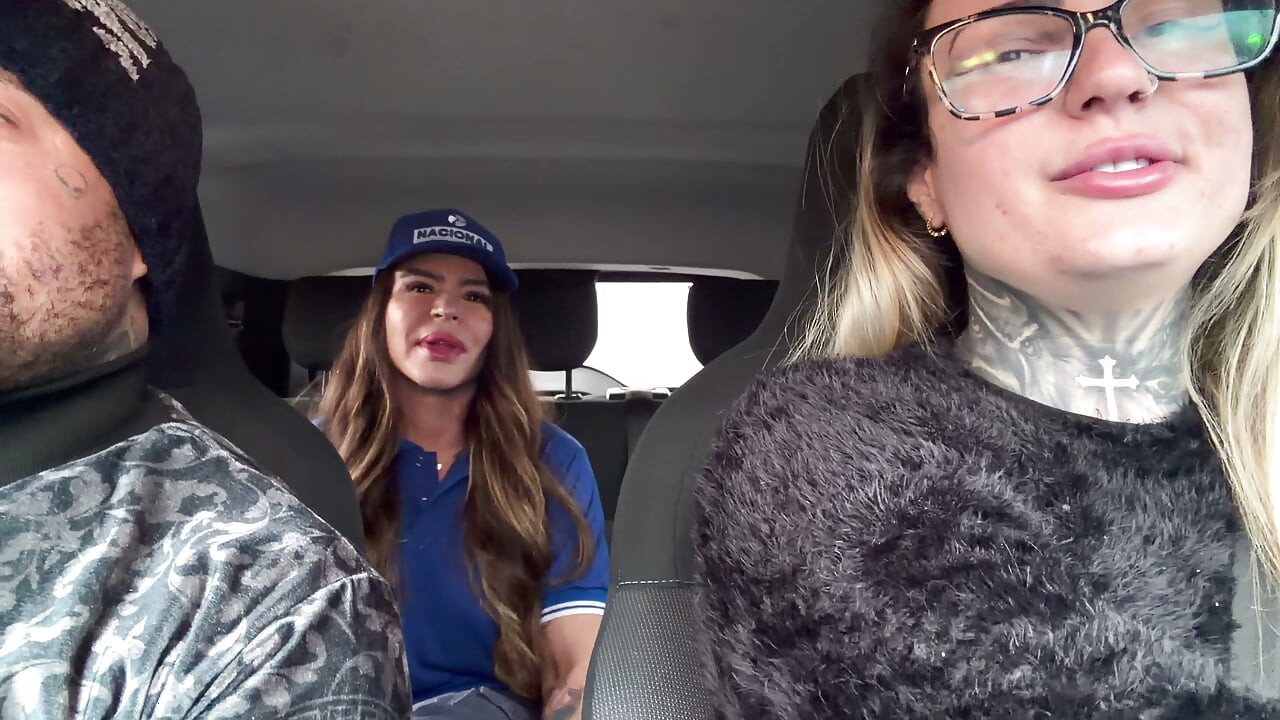 My husband's cuckold got out of the car and I called the gas station attendant to fuck and she accepted and got in the car and was so horny that she was all naked