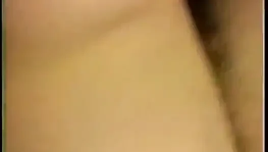 Arkası sıkı olan şehvetli esmer domalarak sikişiyor ve sonra boşalıyor