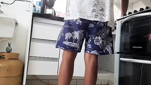 Er ließ General seinem Freund frei, nachdem dieser einen sinnlichen Tanz gemacht hatte, was den Jungen geil machte