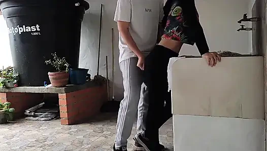 Я трахнул свою соседку, пока она стирала