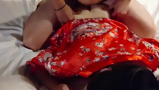 Aku menggodanya dengan kimono merah, dan setelah jilat memeknya, dia ngentot aku dari belakang dan bikin aku crot di dalam memeknya