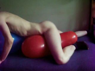 Grandes globos inflables juegan al orgasmo