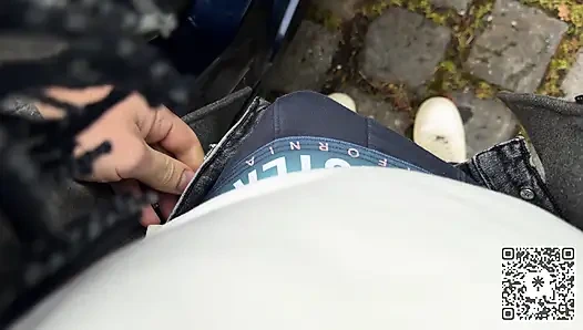 Дрочка рядом с незнакомцем на общественной парковке, и сперма в автобусе закончились