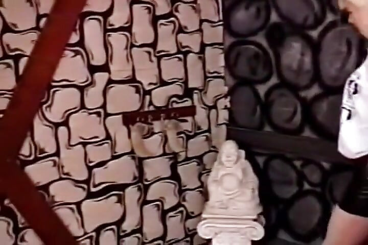 Teen super magra riceve una molletta su tutte le sue tette piccole