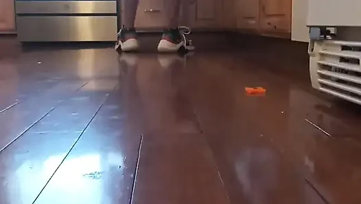 Dees Deep Clean. Kirli ev hanımı Dee pantolonsuz veya külotsuz evinizin etrafını temizliyor ve alıyor.