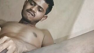 Indyjski chłopak miga swojego dużego kutasa przed kamerą