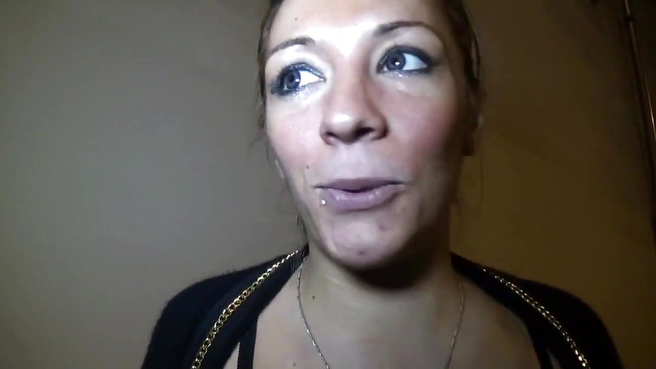 Suja loira prostituta vasculha ruas por pau preto