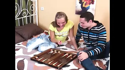 Genç sürtük amının derinliklerine büyük miktarda döl alıyor