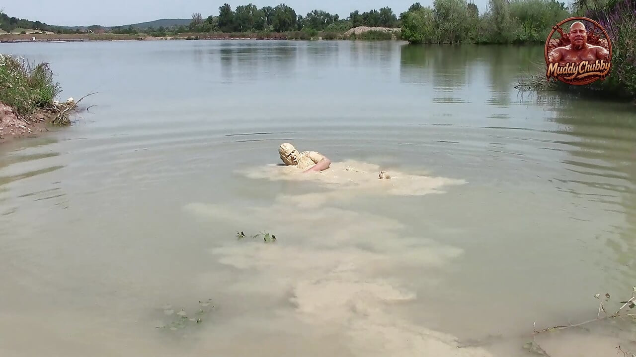 Baie de noroi în noroi ușor, cremos - ca o cremă