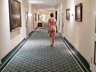 Nackte Frau im Hotel