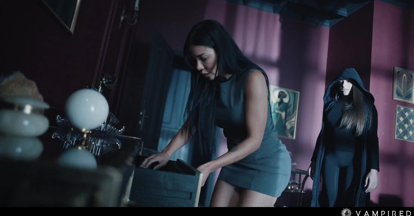 吸血鬼女同性恋调教师 - Shelena Mesmerizes Canela Skin