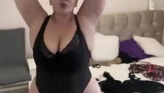 Seksi kıyafetlerle giyiniyor