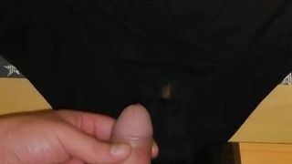 Un utilisateur branle sa bite bien excitée sur mon slip. et squirte