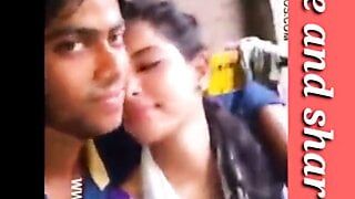 Heiße küssende indische Liebhaberin College-Freund
