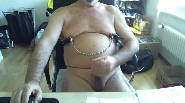 Abspritzen mit Brustwarzenklemmen