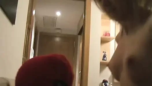 Crook geht in ihr haus und fickt am ende eine schöne blondine mit kleinen brüsten