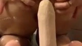 Duschen mit meinem brutalen Dildo