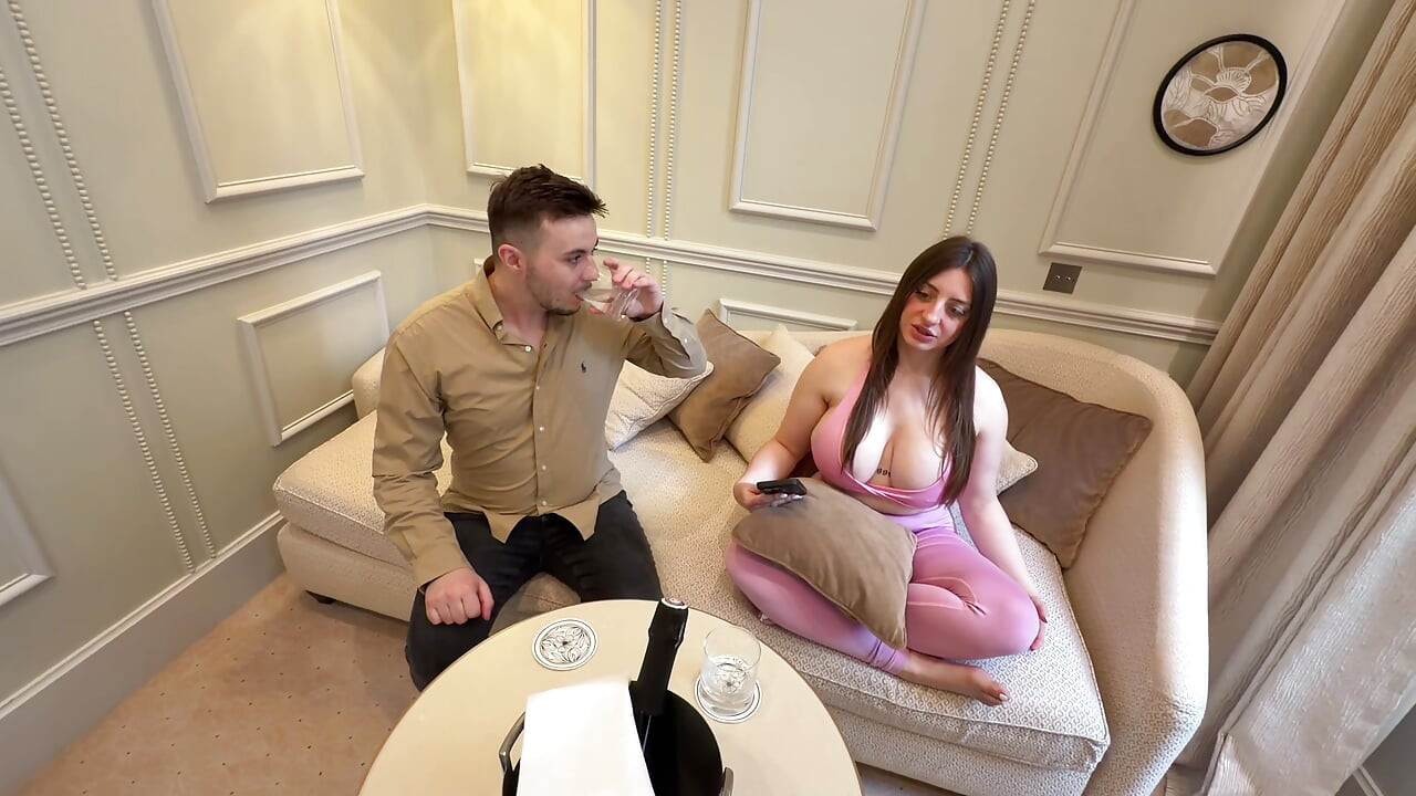 与性感BBC接待员及我的男朋友——Luna Doll的火热三人行