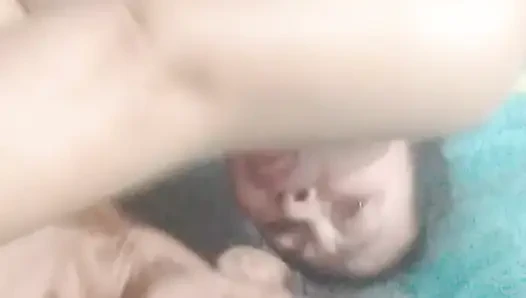 Islak ve sıkı amcığını pompalıyor