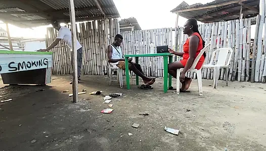 Seine freundin sucht nach einem anderen mann, der sie so sehr ficken wird