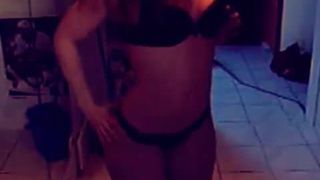 Asome tańczy z orgazmem seksowną dziwką ciała
